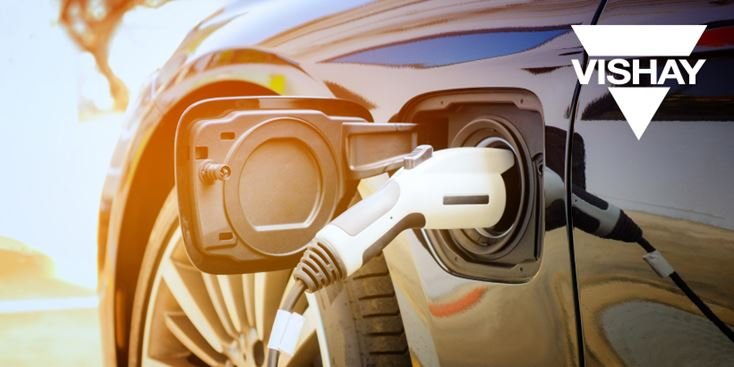 电动车充电端口连接着一根白色充电线。