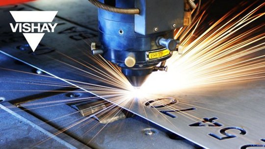 Se muestra una máquina de corte láser de alta precisión grabando metal en un entorno industrial.