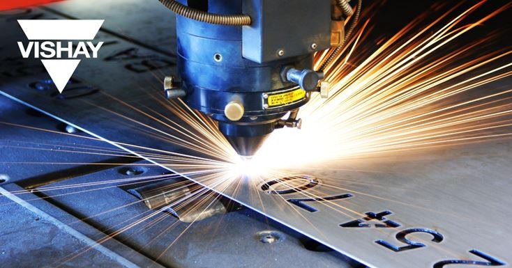 산업 환경에서 고정밀 레이저 절단기가 금속을 새기는 모습이 보여집니다.